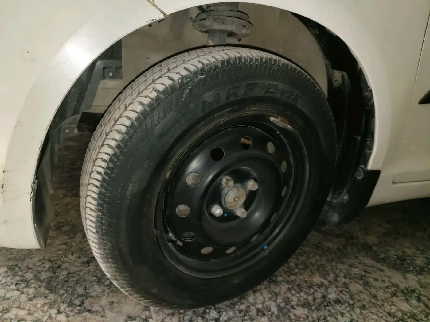 2013 Maruti Swift VXI, Petrol, Manual, 41,165 km, tyre