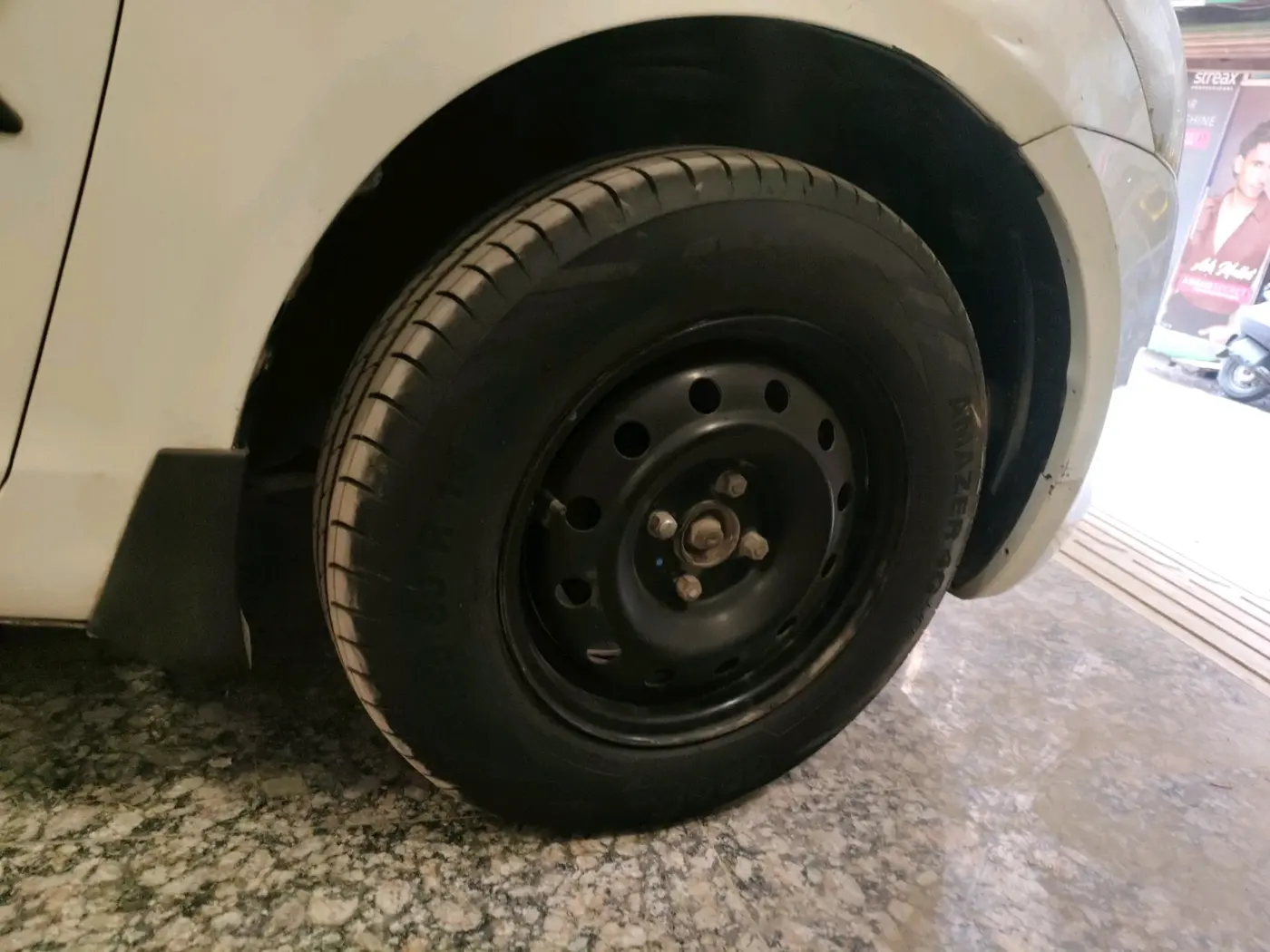 2013 Maruti Swift VXI, Petrol, Manual, 41,165 km, tyre