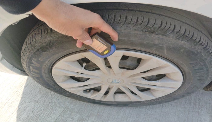 2013 Maruti Ertiga ZXI, Petrol, Manual, 99,861 km, tyre