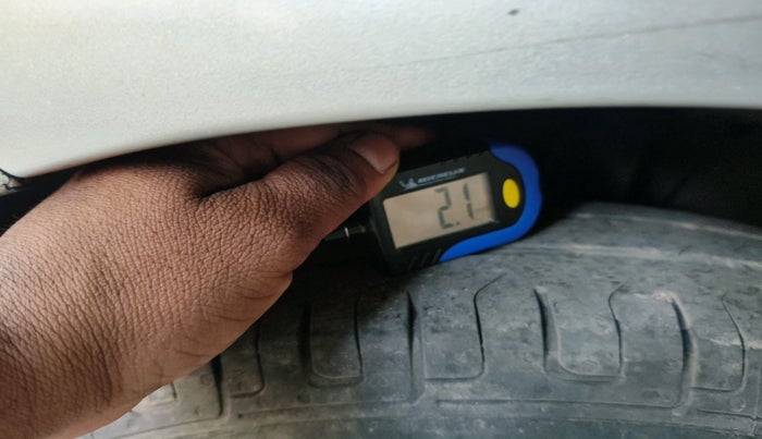 2017 Maruti Dzire VXI AMT, Petrol, Automatic, 1,14,517 km, tyre