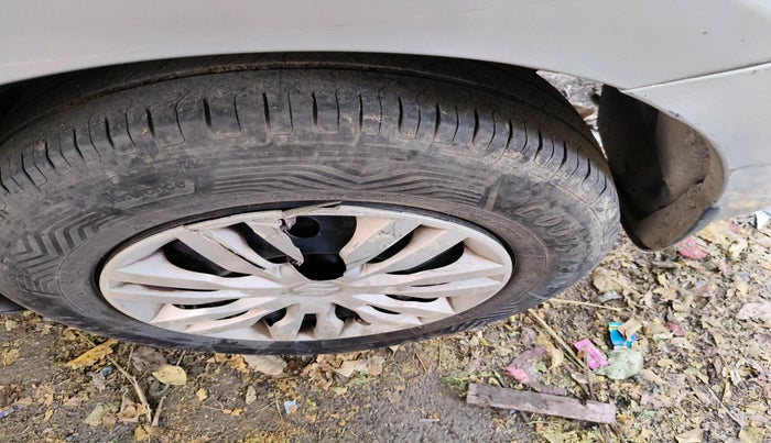 2017 Maruti Dzire VXI AMT, Petrol, Automatic, 1,14,517 km, tyre