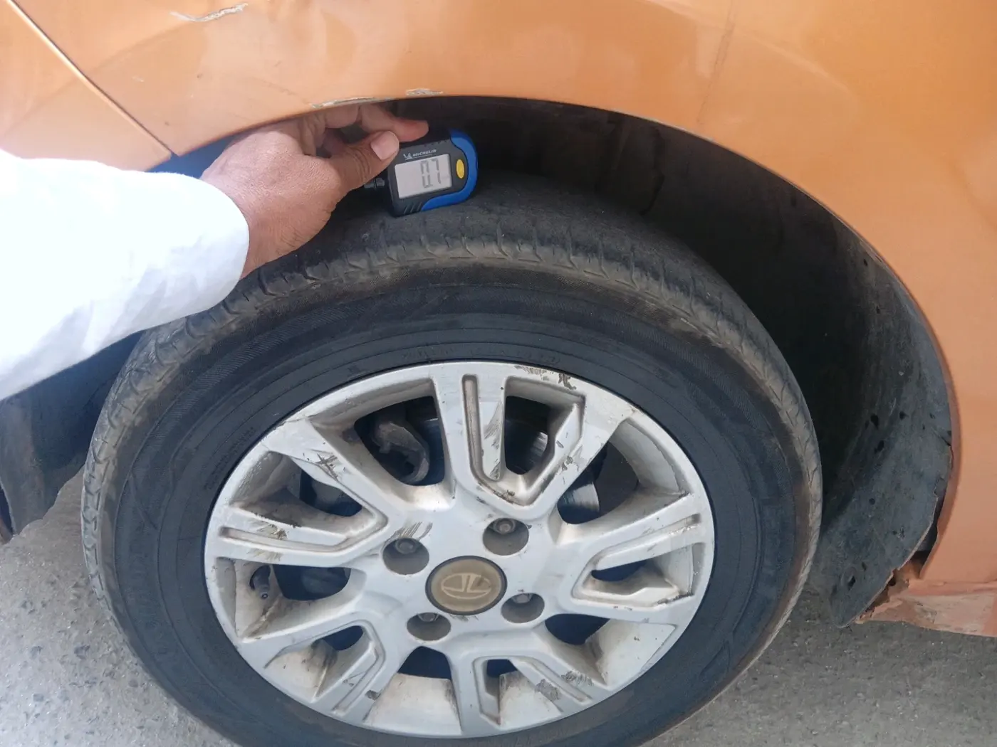 2018 Tata Tiago XZA PETROL, CNG, Automatic, 1,21,273 km, tyre