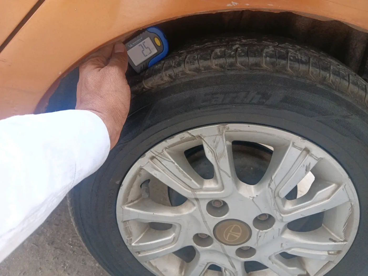 2018 Tata Tiago XZA PETROL, CNG, Automatic, 1,21,273 km, tyre