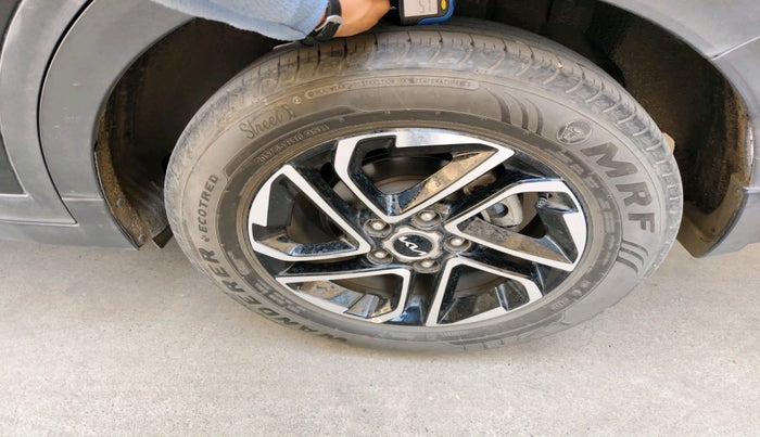 2023 KIA CARENS PRESTIGE PLUS 1.5 PETROL IMT 7 STR, Petrol, Manual, 21,631 km, tyre