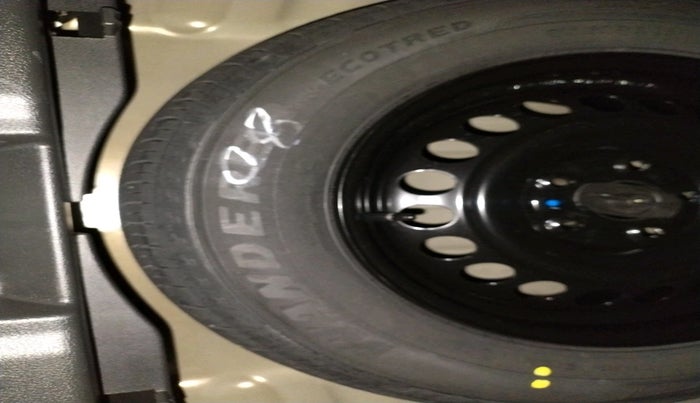 2025 Maruti BREZZA VXI AT SMART HYBRID, Petrol, Automatic, 2,281 km, tyre