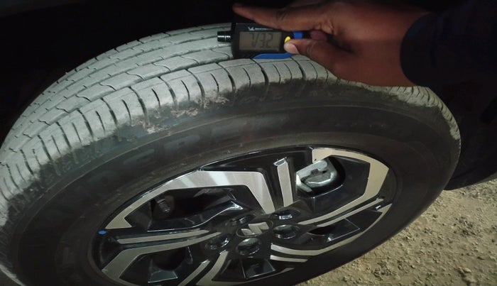 2025 Maruti BREZZA VXI AT SMART HYBRID, Petrol, Automatic, 2,281 km, tyre