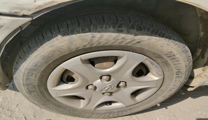 2012 Hyundai Accent GLE, CNG, Manual, 1,14,465 km, tyre