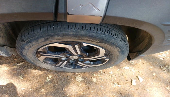 2023 Maruti BREZZA VXI SMART HYBRID, Petrol, Manual, 27,495 km, tyre