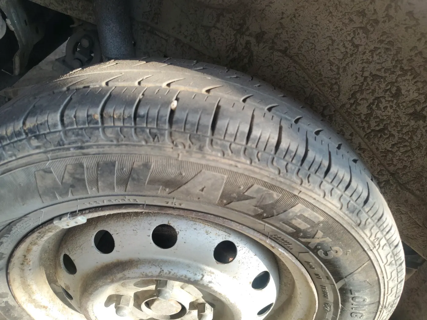 2013 Maruti Wagon R 1.0 LXI, Petrol, Manual, 1,13,287 km, tyre