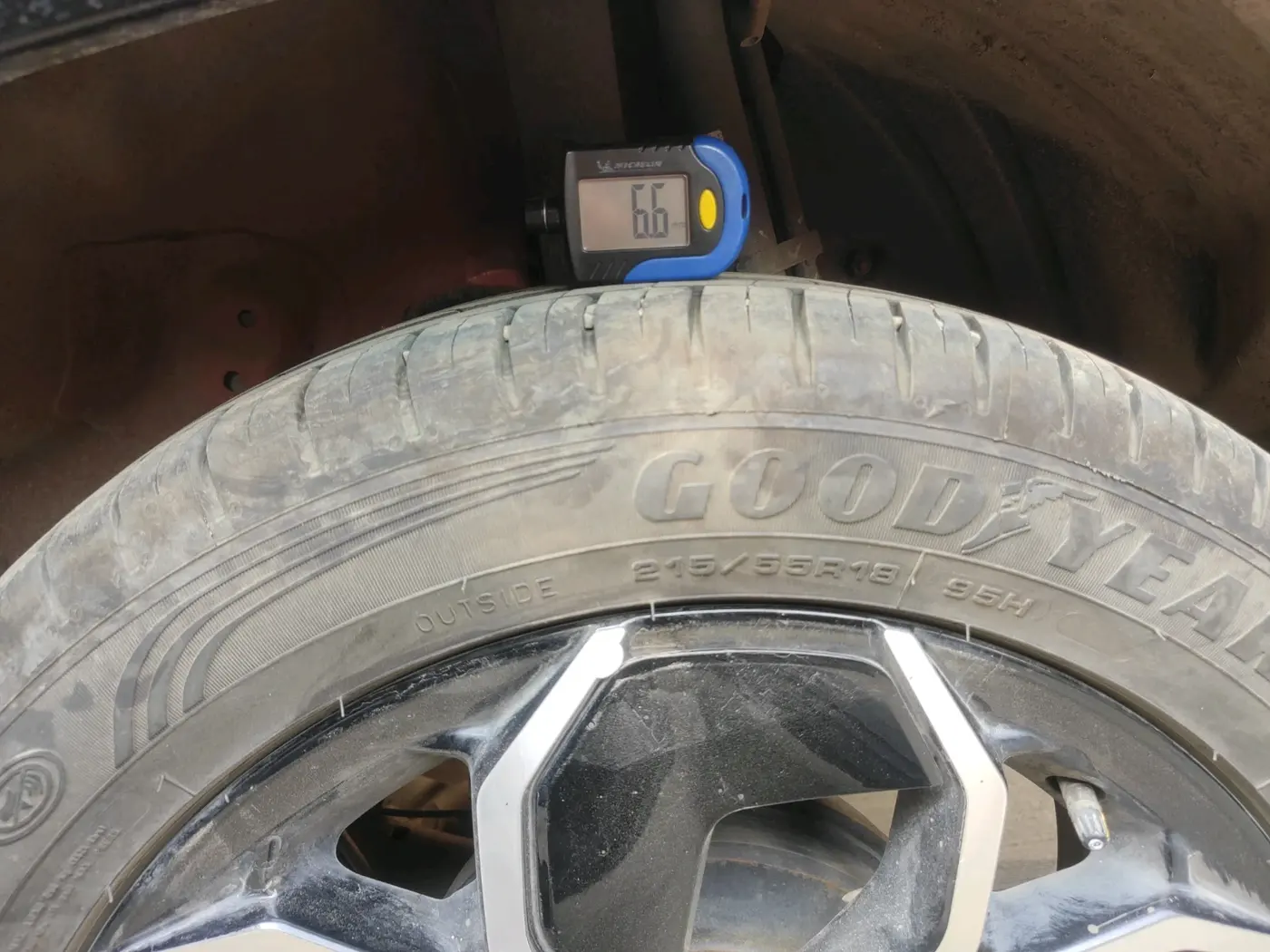 2025 Tata Curvv Accomplished S 1.2 Petrol 7DCA, Petrol, Automatic, 8,454 km, tyre