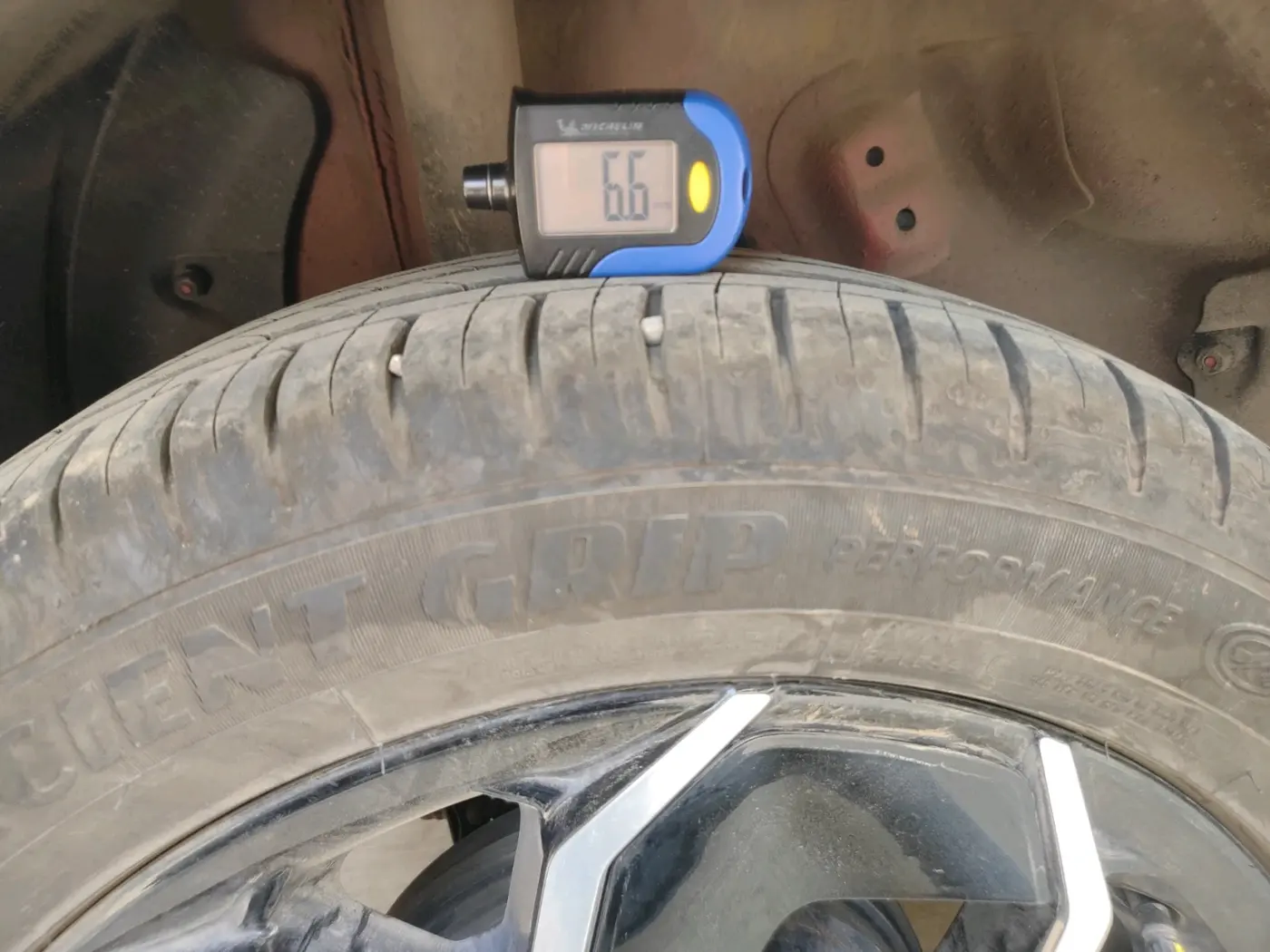 2025 Tata Curvv Accomplished S 1.2 Petrol 7DCA, Petrol, Automatic, 8,454 km, tyre
