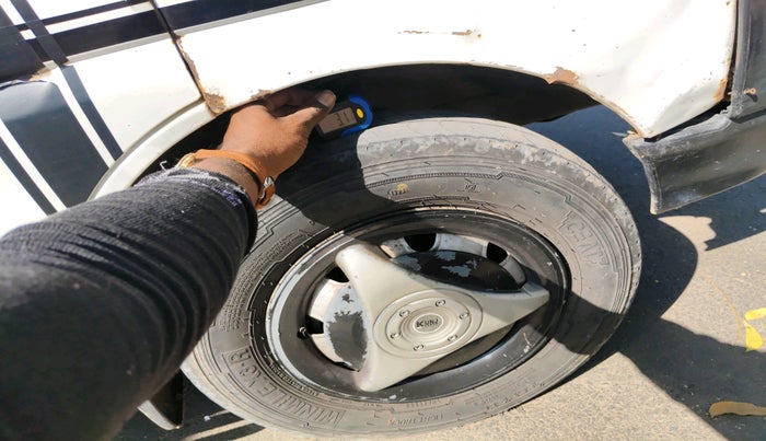 2017 Maruti Eeco 7 STR, CNG, Manual, 1,32,250 km, tyre