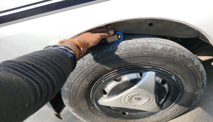 2017 Maruti Eeco 7 STR, CNG, Manual, 1,32,250 km, tyre