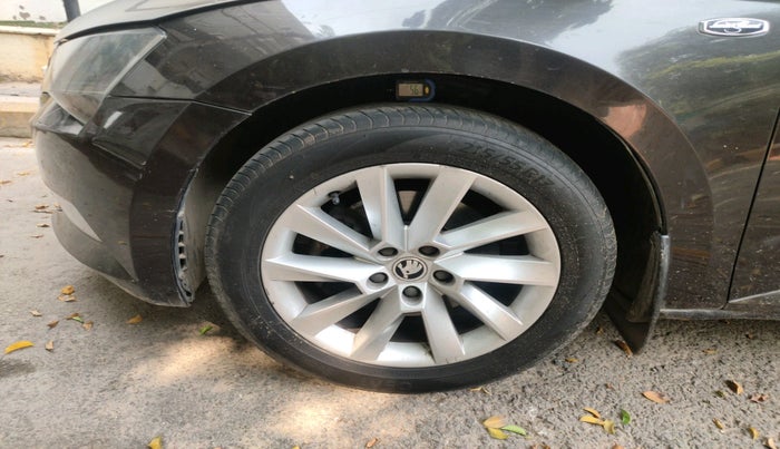 2016 Skoda Superb L&K 1.8 TSI AT, Petrol, Automatic, 2,30,156 km, tyre