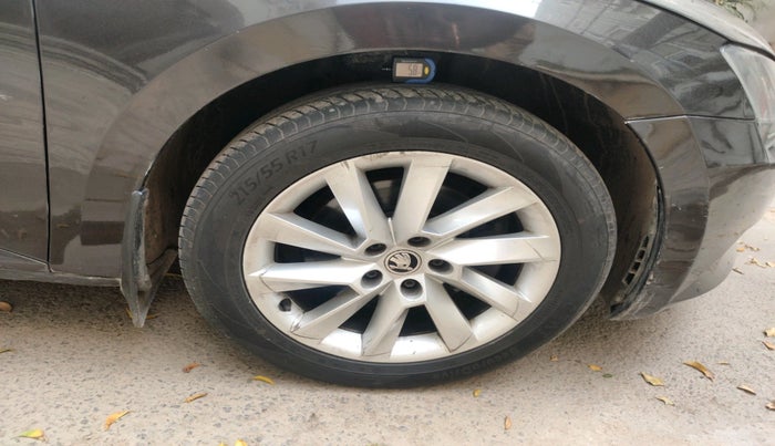 2016 Skoda Superb L&K 1.8 TSI AT, Petrol, Automatic, 2,30,156 km, tyre