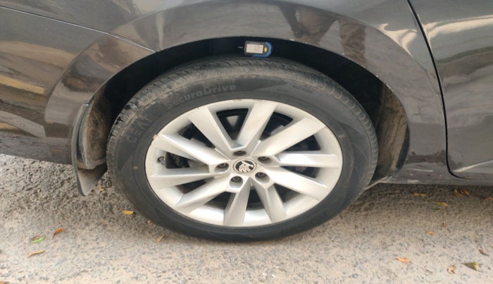 2016 Skoda Superb L&K 1.8 TSI AT, Petrol, Automatic, 2,30,156 km, tyre