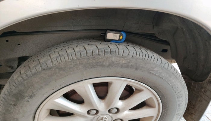 2013 Toyota Innova 2.5 VX 7 STR, Diesel, Manual, 1,75,381 km, tyre