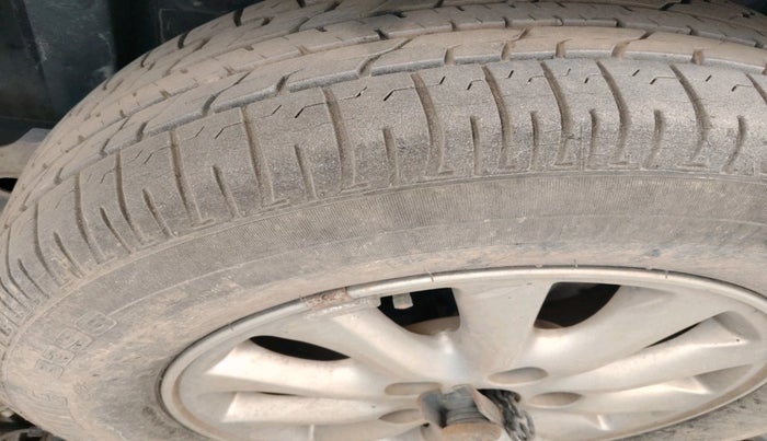 2013 Toyota Innova 2.5 VX 7 STR, Diesel, Manual, 1,75,381 km, tyre