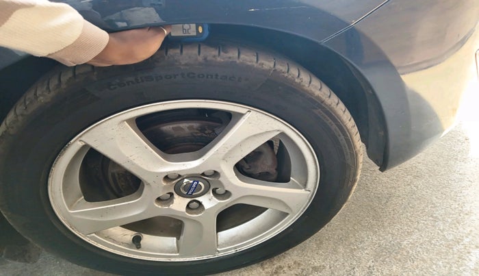 2013 Volvo S60 SUMMUM D5, Diesel, Automatic, 1,18,814 km, tyre