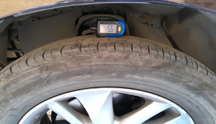 2016 Toyota Innova Crysta 2.4 VX 7 STR, Diesel, Manual, 1,56,066 km, tyre