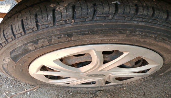 2017 Mahindra Kuv100 K4 6 STR, Petrol, Manual, 33,010 km, tyre