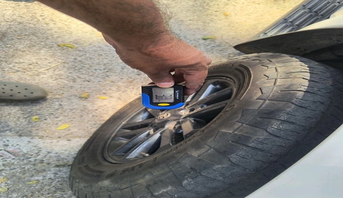 2015 Toyota Fortuner 3.0 4X4 MT, Diesel, Manual, 3,24,921 km, tyre