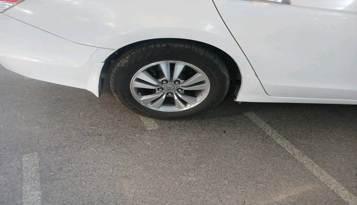 2011 Honda Accord 2.4L I-VTEC AT, Petrol, Automatic, 1,20,541 km, tyre