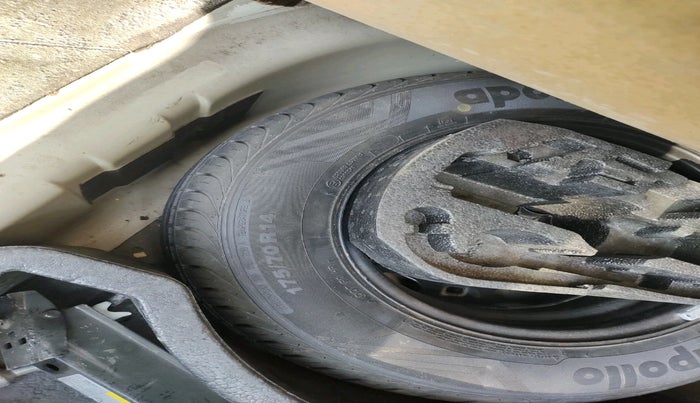 2014 Volkswagen Vento HIGHLINE 1.6 MPI, Petrol, Manual, 75,100 km, tyre