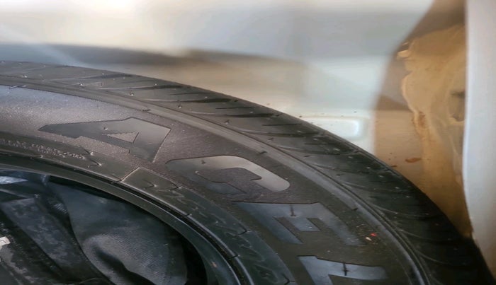 2014 Hyundai i10 SPORTZ 1.1, Petrol, Manual, 28,696 km, tyre