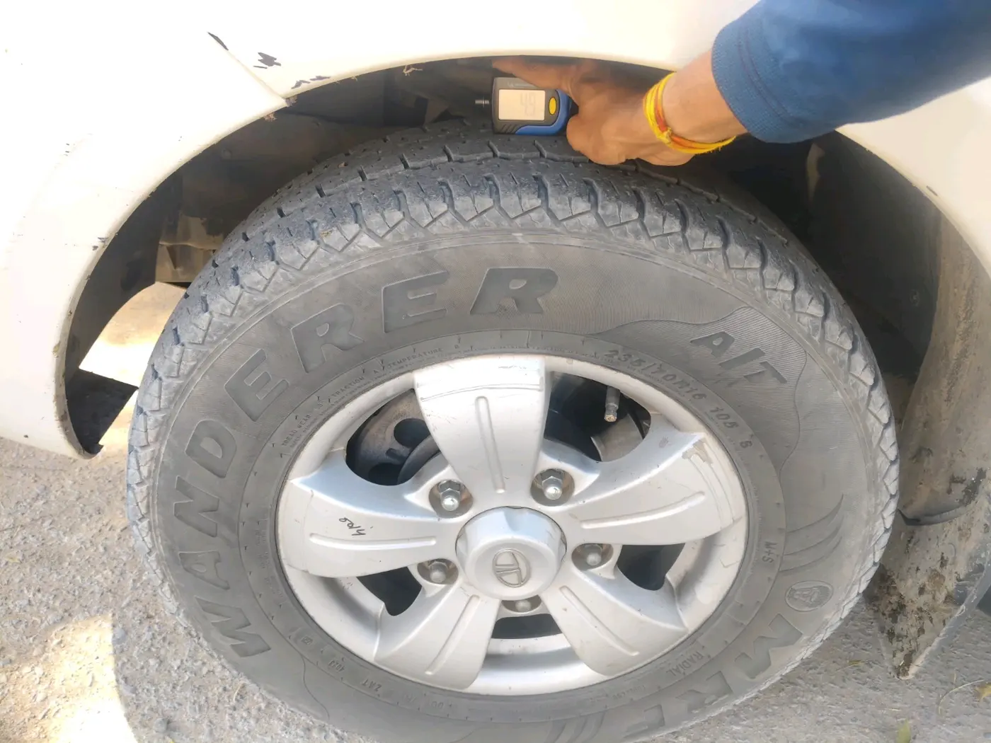 2015 Tata Safari Storme 2.2 VX 4X2, Diesel, Manual, 1,97,225 km, tyre