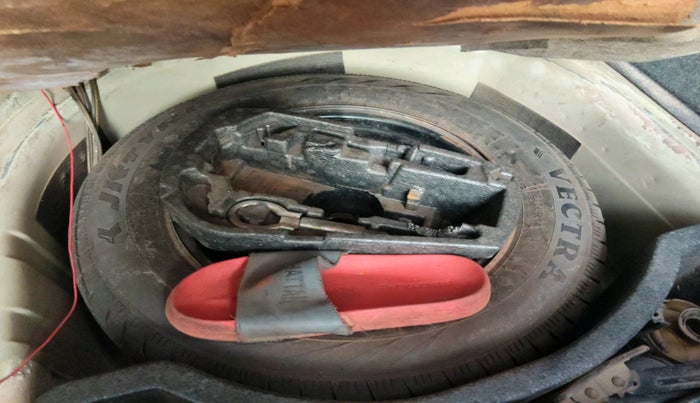 2011 Volkswagen Vento HIGHLINE DIESEL 1.6, Diesel, Manual, 1,68,297 km, tyre