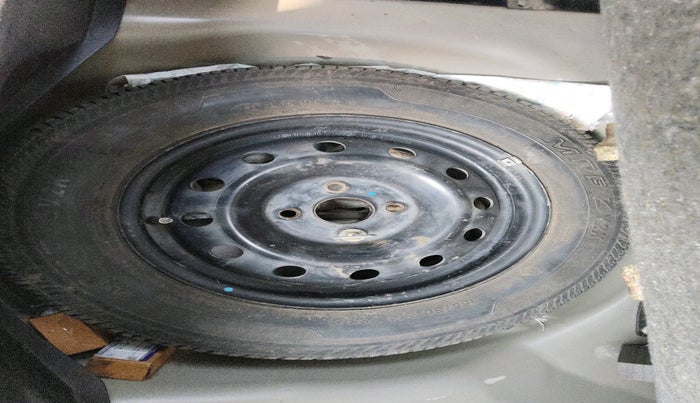 2014 Maruti Swift VXI, Petrol, Manual, 1,27,439 km, tyre