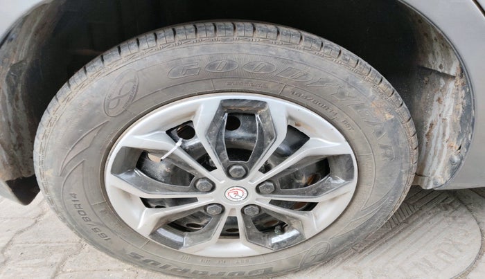 2014 Maruti Swift VXI, Petrol, Manual, 1,27,439 km, tyre