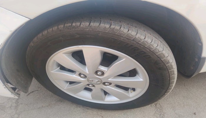 2015 Hyundai Xcent S (O) 1.2, Petrol, Manual, 1,20,486 km, tyre