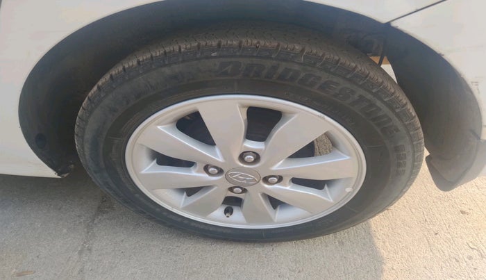 2015 Hyundai Xcent S (O) 1.2, Petrol, Manual, 1,20,486 km, tyre