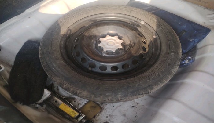 2015 Hyundai Xcent S (O) 1.2, Petrol, Manual, 1,20,486 km, tyre