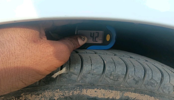 2012 Hyundai i10 ERA 1.1, CNG, Manual, 1,34,600 km, tyre