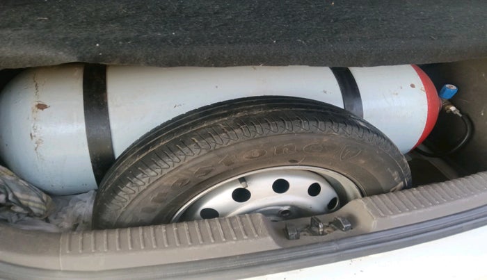 2012 Hyundai i10 ERA 1.1, CNG, Manual, 1,34,600 km, tyre