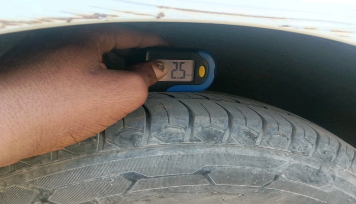 2012 Hyundai i10 ERA 1.1, CNG, Manual, 1,34,600 km, tyre