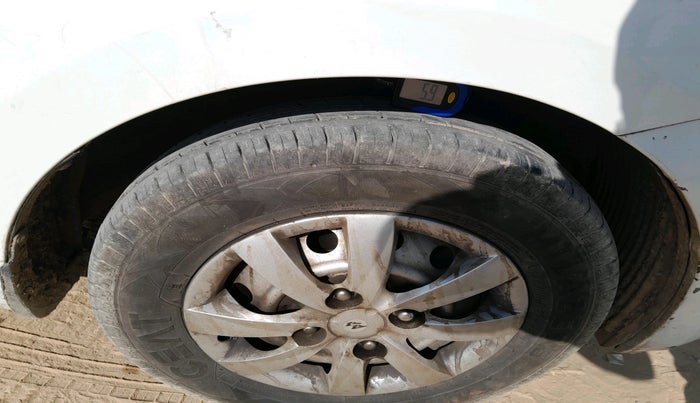 2014 Hyundai Eon ERA +, CNG, Manual, 91,699 km, tyre