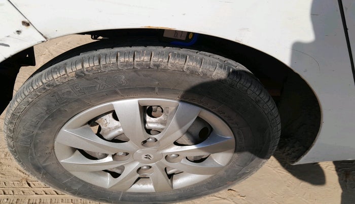 2014 Hyundai Eon ERA +, CNG, Manual, 91,699 km, tyre