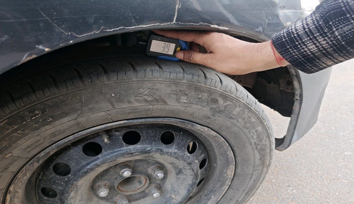 2015 Toyota Innova 2.5 GX 7 STR, Diesel, Manual, 1,42,762 km, tyre