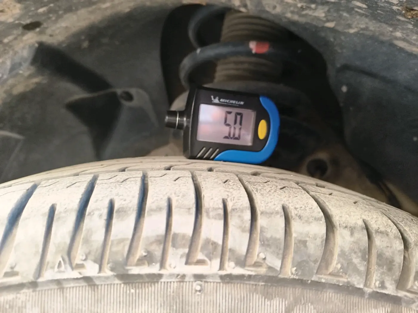2020 Mahindra XUV300 W6 1.5 DIESEL AMT, Diesel, Automatic, 1,84,794 km, tyre