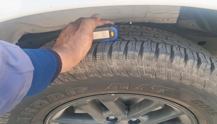 2015 Toyota Fortuner 3.0 4X4 AT, Diesel, Automatic, 1,59,602 km, tyre