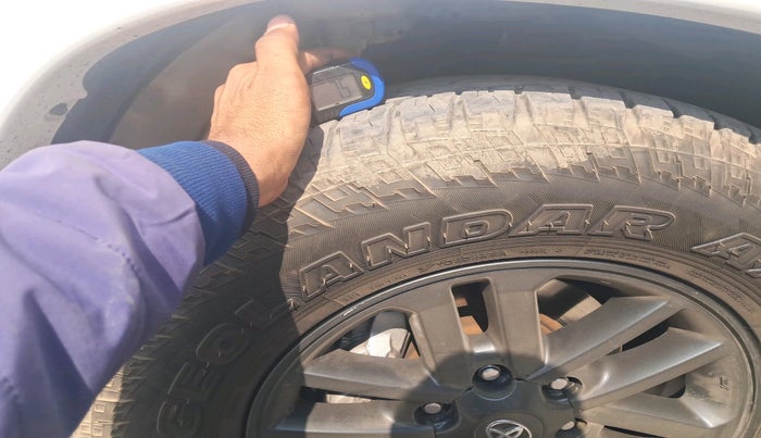 2015 Toyota Fortuner 3.0 4X4 AT, Diesel, Automatic, 1,59,602 km, tyre