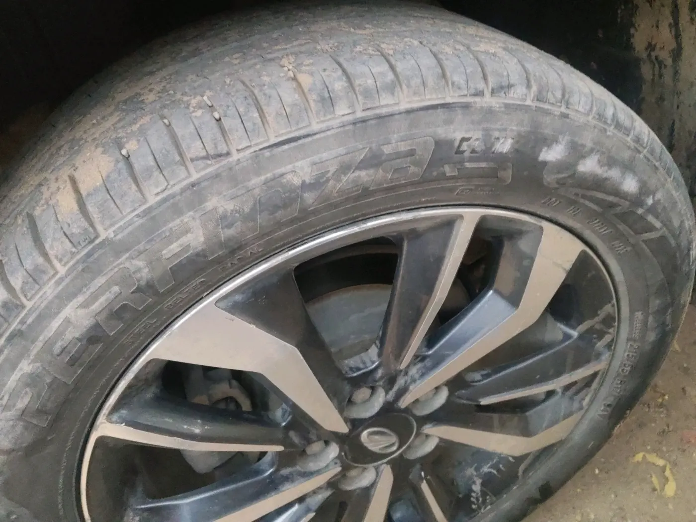 2020 Mahindra XUV300 W8 (O) 1.5 DIESEL, Diesel, Manual, 1,15,044 km, tyre