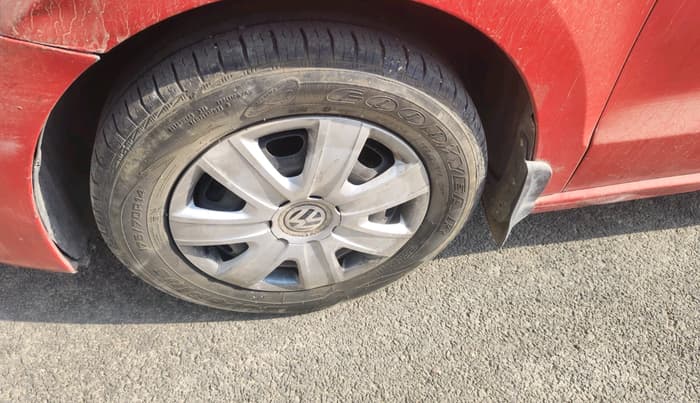 2011 Volkswagen Vento TRENDLINE 1.6, Petrol, Manual, 1,52,530 km, tyre