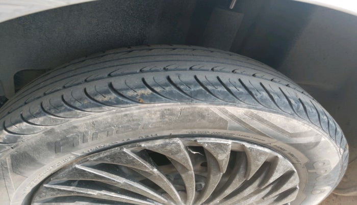 2011 Volkswagen Vento TRENDLINE 1.6, Petrol, Manual, 96,741 km, tyre