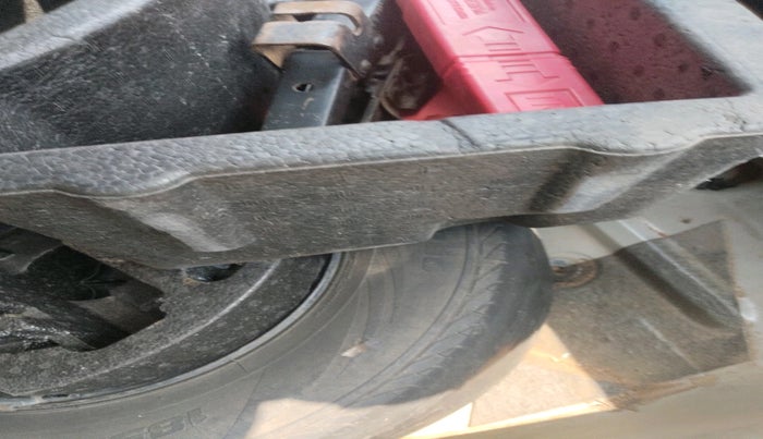 2011 Volkswagen Vento TRENDLINE 1.6, Petrol, Manual, 96,741 km, tyre