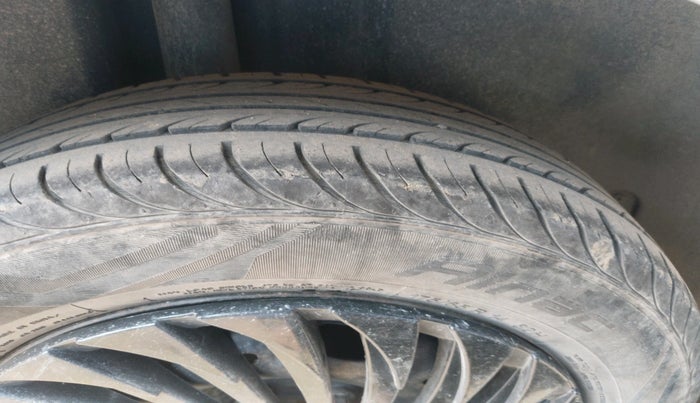 2011 Volkswagen Vento TRENDLINE 1.6, Petrol, Manual, 96,741 km, tyre